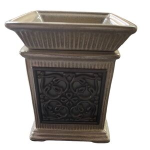 Roselyn Scentsy warmer has a beautiful design on the front .